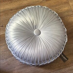 New J Queen MALITA TUFTED ROUND DECORATIVE THROW PILLOW Powder Blue NWT